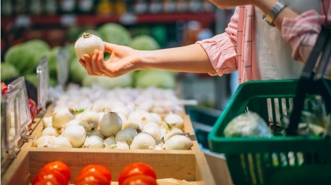 Ilustrasi seseorang sedang berbelanja di supermarket (Freepik/senivpetro)