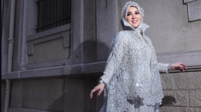 Sosok Profesional di Balik Penampilan Cetar Syahrini di Cannes 2025