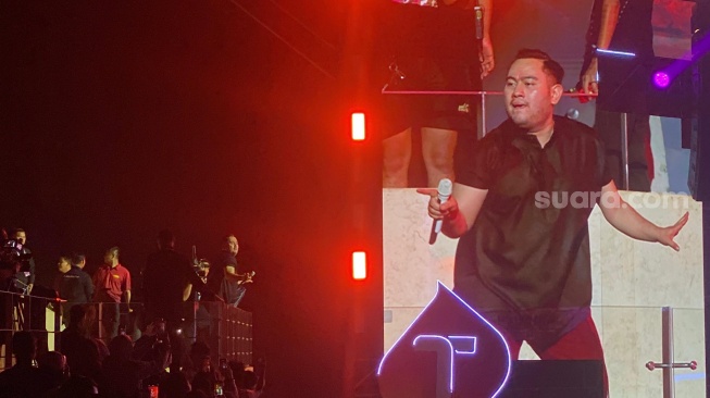 King Nassar saat tampil di panggung Digiland 2025 di Istora, Senayan, Jakarta Pusat pada Minggu, 18 Mei 2025. [Suara.com/Tiara Rosana]