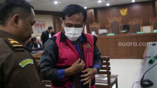 Mantan Ketua Pengadilan Negeri (PN) Surabaya Rudi Suparmono usai menjalani sidang dakwaan di Pengadilan Tipikor, Jakarta, Senin (19/5/2025). [Suara.com/Alfian Winanto]
