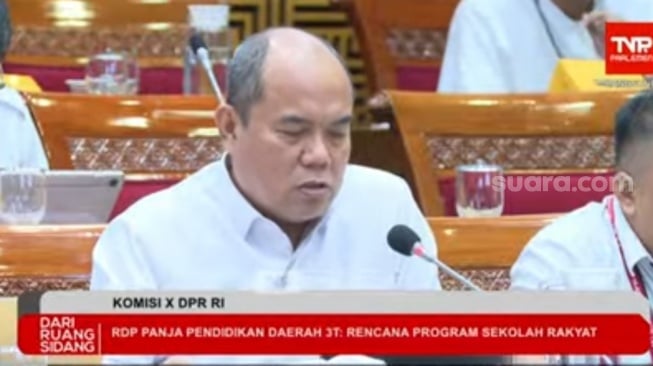 Direktur Jenderal (Dirjen) Perlindungan dan Jaminan Sosial, Kementerian Sosial (Kemensos) RI, Agus Zainal Arifin dalam Rapat Panja bareng Komisi X DPR RI di Komplek Parlemen, Senayan, Jakarta, Senin (19/5/2025). (Tangkapan layar/Bagaksara)