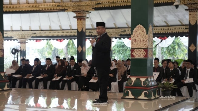 Harda Kiswaya, Bupati Sleman yang sedang memberikan paparan kepada pejabat baru di Pemkab Sleman. (dok.Istimewa)