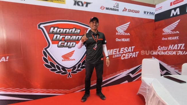 Manager Motorsport PT Astra Honda Motor Johanes Lucky mengatakan pihaknya memantau bibit pembalap baru di ajang Honda Dream Cup Medan 2025 yang digelar di Stadion Pancing, Deli Serdang, Sumatra Utara, Minggu (19/5/2025). [Suara.com/Liberty Jemadu]