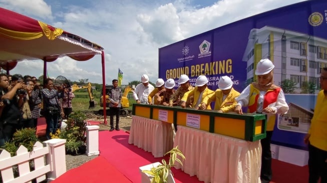 Ketua Umum Golkar Bahlil Lahadalia menyatakan bahwa asrama putra di Madrasah Muallimin Muhammadiyah, Sedayu, Yogyakarta ini ditargetkan rampung dalam waktu 10 bulan tanpa sistem termin pembayaran (Dok: Golkar)