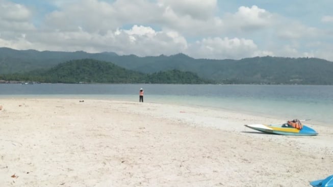 Liburan Singkat di Lampung, Menikmati Keindahan Pasir Putih Pulau Tangkil