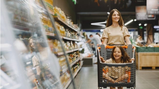 Ilustrasi ibu dan anak sedang berbelanja di supermarket (Freepik/prostooleh)