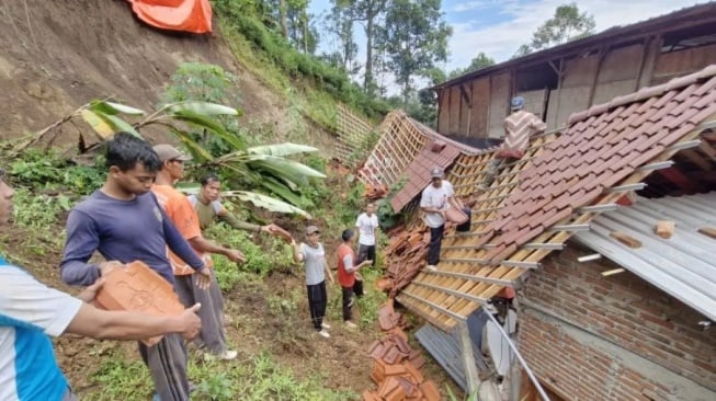 Longsor Terjang Rumah Kades di Ponorogo, 4 Orang Terluka