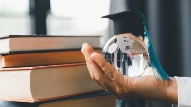 Mau Kuliah Gratis ke Luar Negeri? Cek 10 Situs Beasiswa Ini!