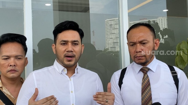 Qemil Zain dan kuasa hukumnya, Herwanto menyambangi Pengadilan Negeri Bekasi pada Senin, 19 Mei 2025 terkait kasus dugaan sengketa mobil. [Suara.com/Tiara Rosana]