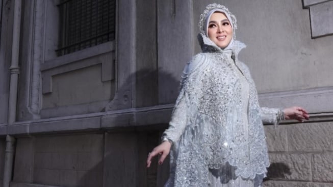 Ada Nama Orang Lain di Piala Syahrini, Publik Bingung: Diklaim atau Awards Baru?