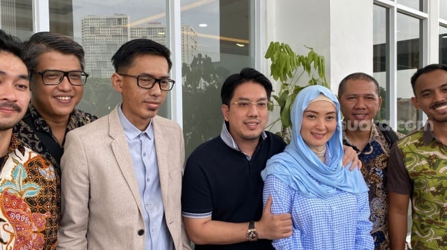 Della Puspita dan suaminya, Arman Wosi menyambangi Pengadilan Negeri Bekasi pada Senin, 19 Mei 2025 terkait kasus dugaan sengketa mobil. [Suara.com/Tiara Rosana]