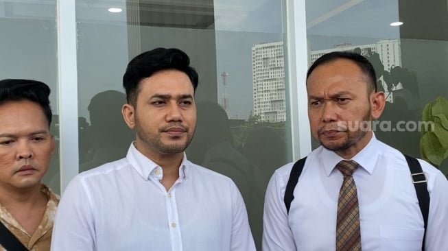 Qemil Zain dan kuasa hukumnya, Herwanto menyambangi Pengadilan Negeri Bekasi pada Senin, 19 Mei 2025 terkait kasus dugaan sengketa mobil. [Suara.com/Tiara Rosana]