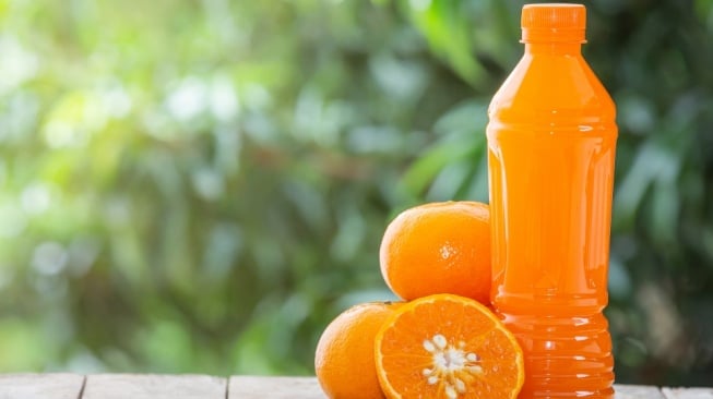 Ilustrasi jus dalam kemasan - Minuman jus buah dalam kemasan dapat membahayakan ginjal (Freepik)
