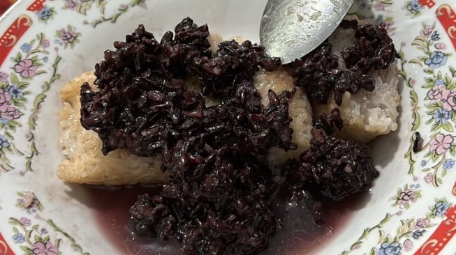 Makanan khas bengkulu lainnya adalah Lemang Tapai yang seperti jenang di Jawa tapi dibalut dengan tape yang rasanya asam segar. (Twitter)