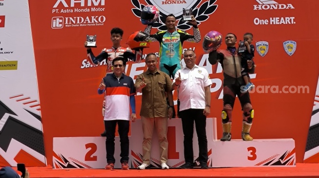 Para pembalap muda Sumut tampil gemilang di ajang Honda Dream Cup Medan 2025 di Stadion Pancing, Deli Serdang, Sumatra Utara, Minggu (19/5/2025). [Suara.com/Liberty Jemadu]