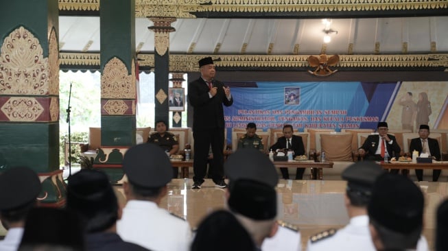 Harda Kiswaya memberikan paparan kepada pejabat baru yang dilantik di Pemkab Sleman, Senin (19/5/2025). (dok.Istimewa)