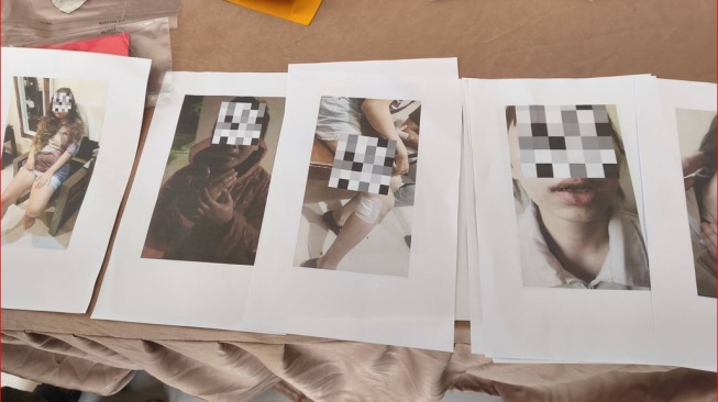 Foto korban pelecehan oleh pelaku saat ditunjukkan dalam konferensi pers di Kepolisian Resor Kota (Polresta) Denpasar, Senin (19/5/2025). [Suara.com/Putu Yonata Udawananda] 