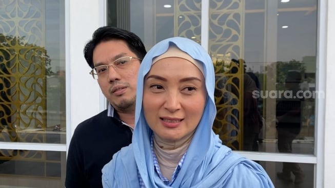 Della Puspita dan suaminya, Arman Wosi menyambangi Pengadilan Negeri Bekasi pada Senin, 19 Mei 2025 terkait kasus dugaan sengketa mobil. [Suara.com/Tiara Rosana]