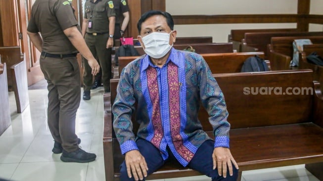 Mantan Ketua Pengadilan Negeri (PN) Surabaya Rudi Suparmono saat menjalani sidang dakwaan di Pengadilan Tipikor, Jakarta, Senin (19/5/2025). [Suara.com/Alfian Winanto]
