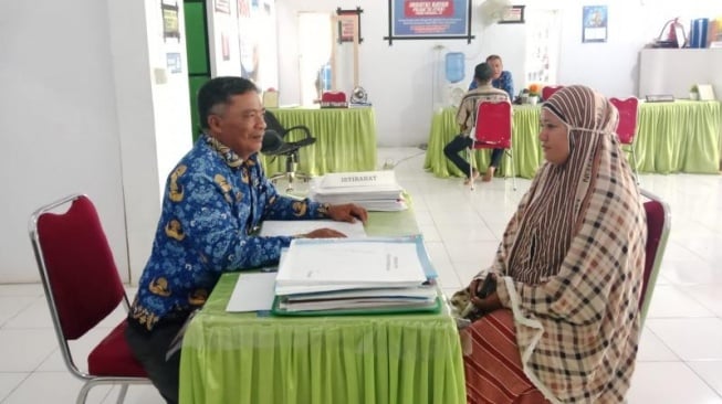 Arifin melayani masyarakat di kantor Lurah setelah dilantik jadi Lurah Bukaka, Kabupaten Bone, Sulawesi Selatan [Suara.com/Istimewa] 