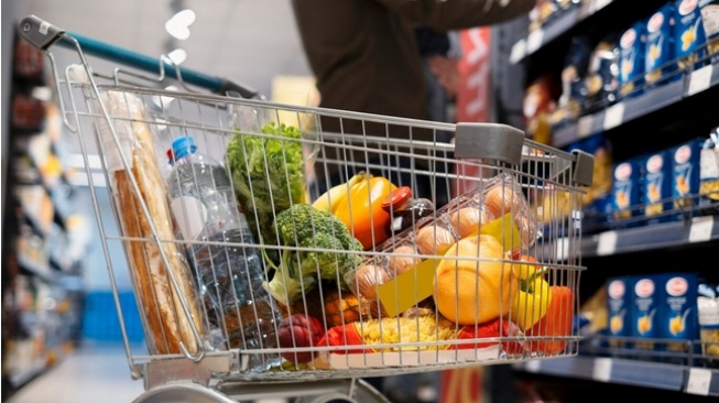Ilustrasi seseorang sedang berbelanja di supermarket (Freepik/freepik)