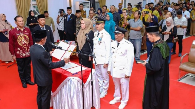 20 Tahun Angkut Sampah, Arifin Dilantik Jadi Lurah di Kabupaten Bone