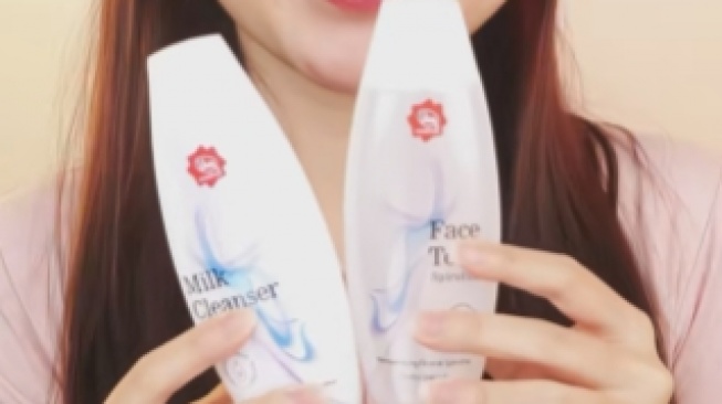 Viva Milk Cleanser dan Face Tonic Spirulina.[TikTok Viva Comestics]