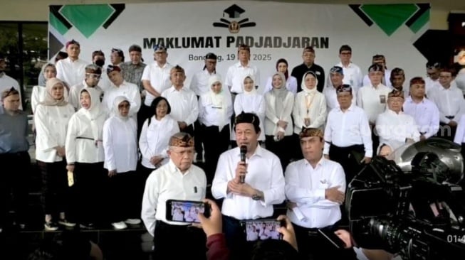 Sejumlah guru besar dan akademisi Fakultas Kedokteran Universitas Padjadjaran (FK Unpad) Bandung meminta Presiden Prabowo Subianto untuk mengevaluasi kinerja Menteri Kesehatan Budi Gunadi Sadikin. (Suara.com/Lilis Varwati)