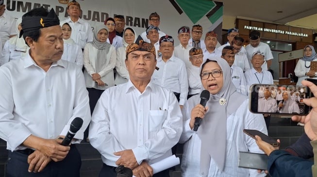Guru Besar FK UNPAD bacakan Maklumat Padjadjaran di Gedung Koeswadji UNPAD, Jalan Eyckman, Kota Bandung, Senin (19/5/2025). [Suara.com/Rahman]