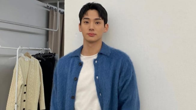 Kalem tapi Keren, 4 Ide Clean Style ala Jung Ga Ram untuk Outfit Harianmu!