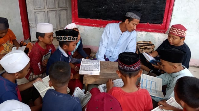 Puluhan Ribu Ayat, Satu Tujuan: Ketika Netizen Bersatu Bantu Guru Ngaji di Pelosok Negeri