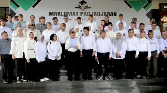 Sejumlah guru besar dan akademisi Fakultas Kedokteran Universitas Padjadjaran (FK Unpad) Bandung meminta Presiden Prabowo Subianto untuk mengevaluasi kinerja Menteri Kesehatan Budi Gunadi Sadikin. (Suara.com/Lilis Varwati)