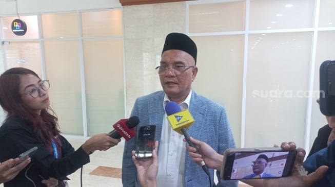Ketua Komisi VIII DPR RI Marwan Dasopang mendesak agar Pemerintah Indonesia melobi Arab Saudi soal masalah haji Syarikah. (Suara.com/Bagaskara)