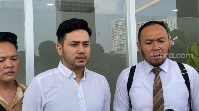 Qemil Zain dan kuasa hukumnya, Herwanto menyambangi Pengadilan Negeri Bekasi pada Senin, 19 Mei 2025 terkait kasus dugaan sengketa mobil. [Suara.com/Tiara Rosana]