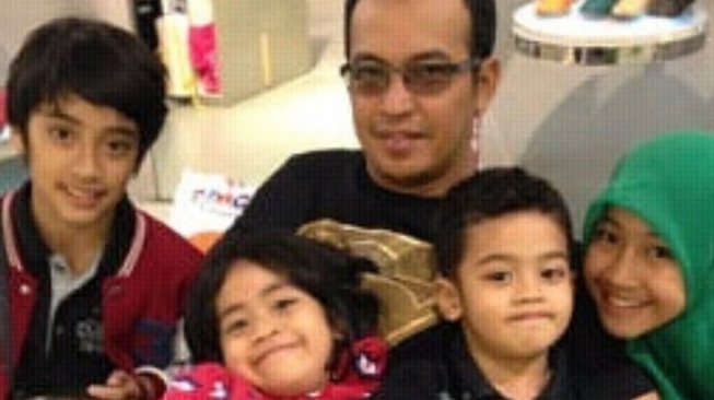 Umi Pipik bagikan foto bareng almarhum Ustaz Uje (Instagram)