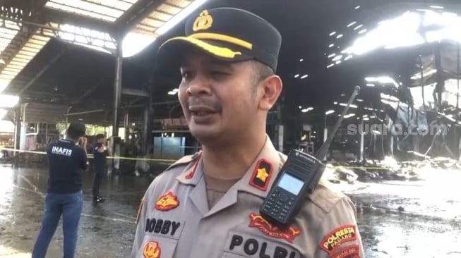 Kebakaran Pabrik Karet di Padang: 17 Jam Proses Pemadaman Api, Tim Inafis Olah TKP!