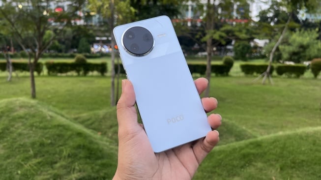 Review Poco F7 Pro. [Suara.com/Dicky Prastya]