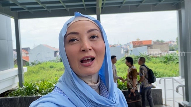Della Puspita menyambangi Pengadilan Negeri Bekasi pada Senin, 19 Mei 2025 terkait kasus dugaan sengketa mobil. [Suara.com/Tiara Rosana]