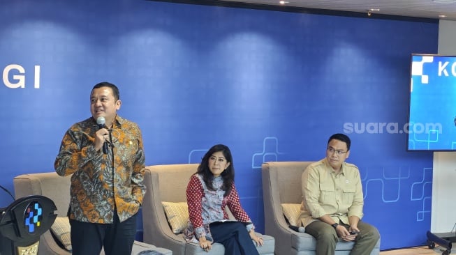 Direktur Jenderal Ekosistem Digital Kementerian Komdigi, Edwin Hidayat Abdullah saat konferensi pers di Kantor Komdigi, Jakarta Pusat pada Jumat (16/5/2025). [Suara.com/Dicky Prastya]