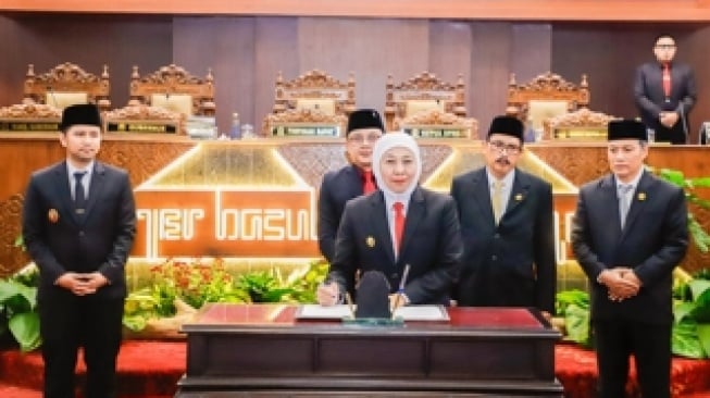 DPRD Jatim Setujui LKPJ 2024, Gubernur Khofifah: Semua Rekomendasi Jadi Acuan Perbaikan Pembangunan