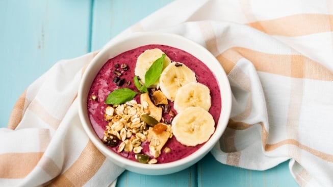 Ilustrasi smoothie pisang dan buah beri - Mencampurkan pisang dan buah beri untuk dijadikan smoothie ternyata bukan kombinasi yang bagus (Freepik)