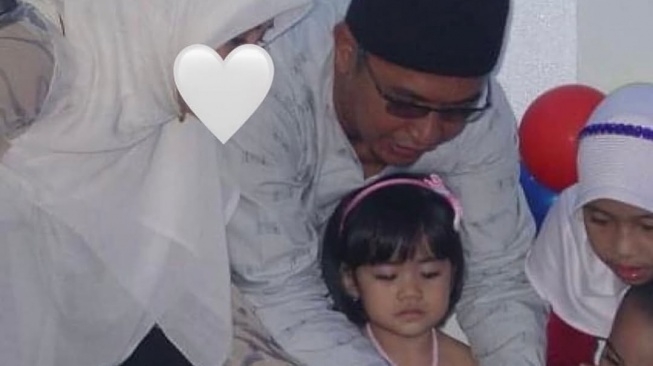 Umi Pipik bagikan foto bareng almarhum Ustaz Uje (Instagram)
