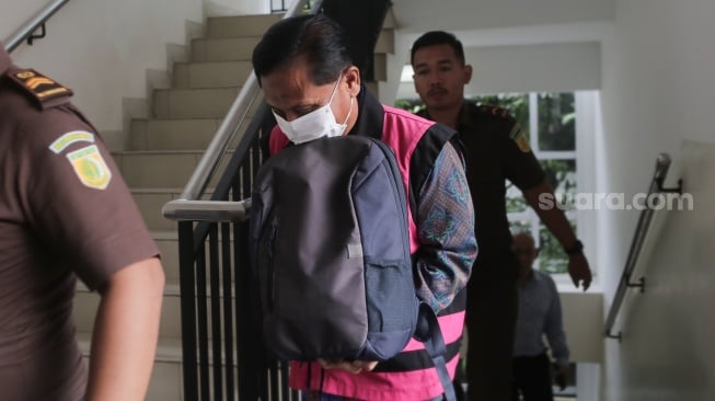 Mantan Ketua Pengadilan Negeri (PN) Surabaya Rudi Suparmono saat akan menjalani sidang dakwaan di Pengadilan Tipikor, Jakarta, Senin (19/5/2025). [Suara.com/Alfian Winanto]
