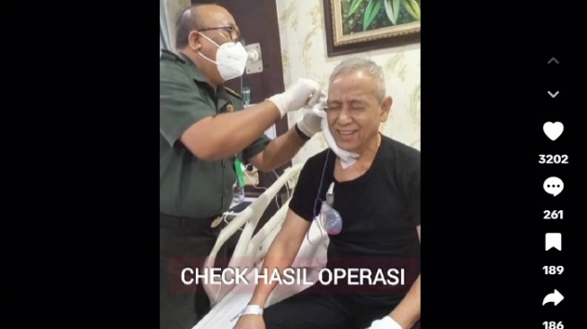 Penyanyi legendaris Indonesia Tommy J Pisa akhirnya memutuskan untuk menjalani operasi di RSPAD Gatot Soebroto, Jakarta [Suara.com/Istimewa] 