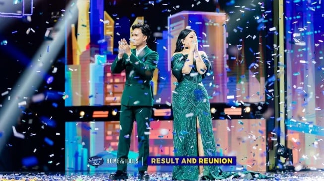 Shabrina Leanor dan Fajar Noor di acara grand final Indonesian Idol season 13. [Instagram/@indonesianidolid]