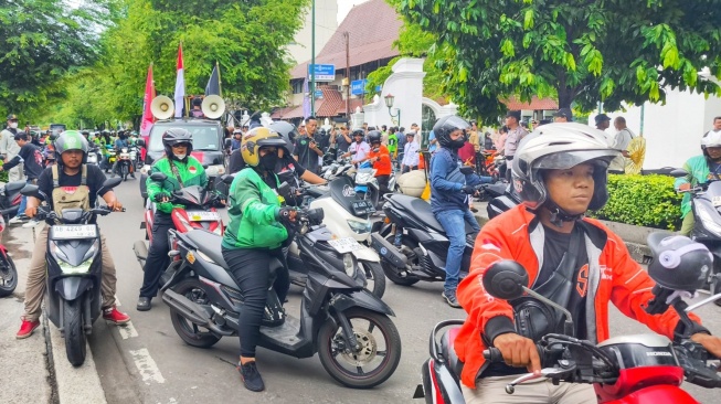 Ratusan ojol longmarch di kawasan Malioboro dalam unjukrasa di Yogyakarta, Selasa (20/5/2025). [Kontributor/Putu]