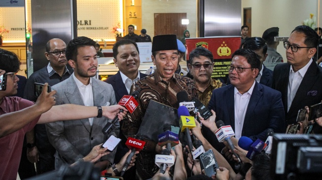 Presiden ketujuh Joko Widodo (tengah) menjawab pertanyaan wartawan di depan Gedung Bareskrim Mabes Polri, Jakarta, Selasa (20/5/2025). [ANTARA FOTO/Fathul Habib Sholeh/foc]