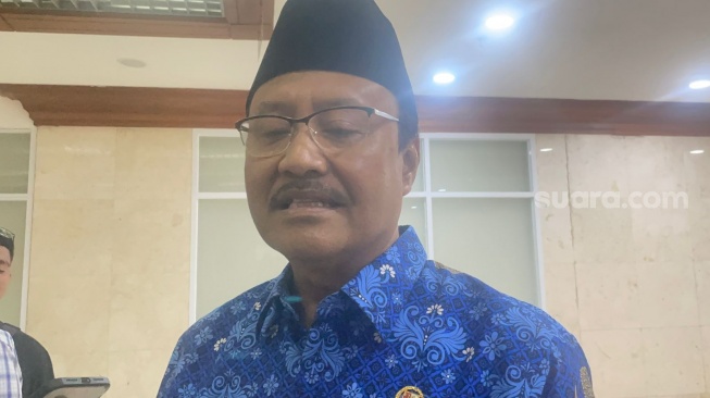 Menteri Sosial (Mensos) RI, Saifullah Yusuf atau Gus Ipul soal usulan gelar pahlawan kepada tokoh buruh perempuan Marsinah. (Suara.com/Lilis Varwati)