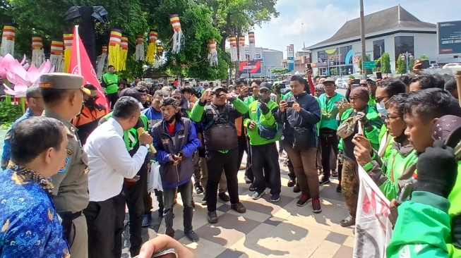 Driver ojek online saat demo di DPRD Solo dan Balai Kota Solo, Selasa (20/5/2025). (Suara.com/Ari Welianto)