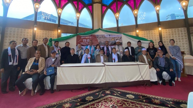 Partai Gelora Indonesia bersama para peserta dan penyelenggara Konferensi Hari Nakbah di Bangkok, Thailand, Senin (12/5/2025) menggelar bantuan kepada masyarakat Palestina. (Foto: Dok Partai Gelora).